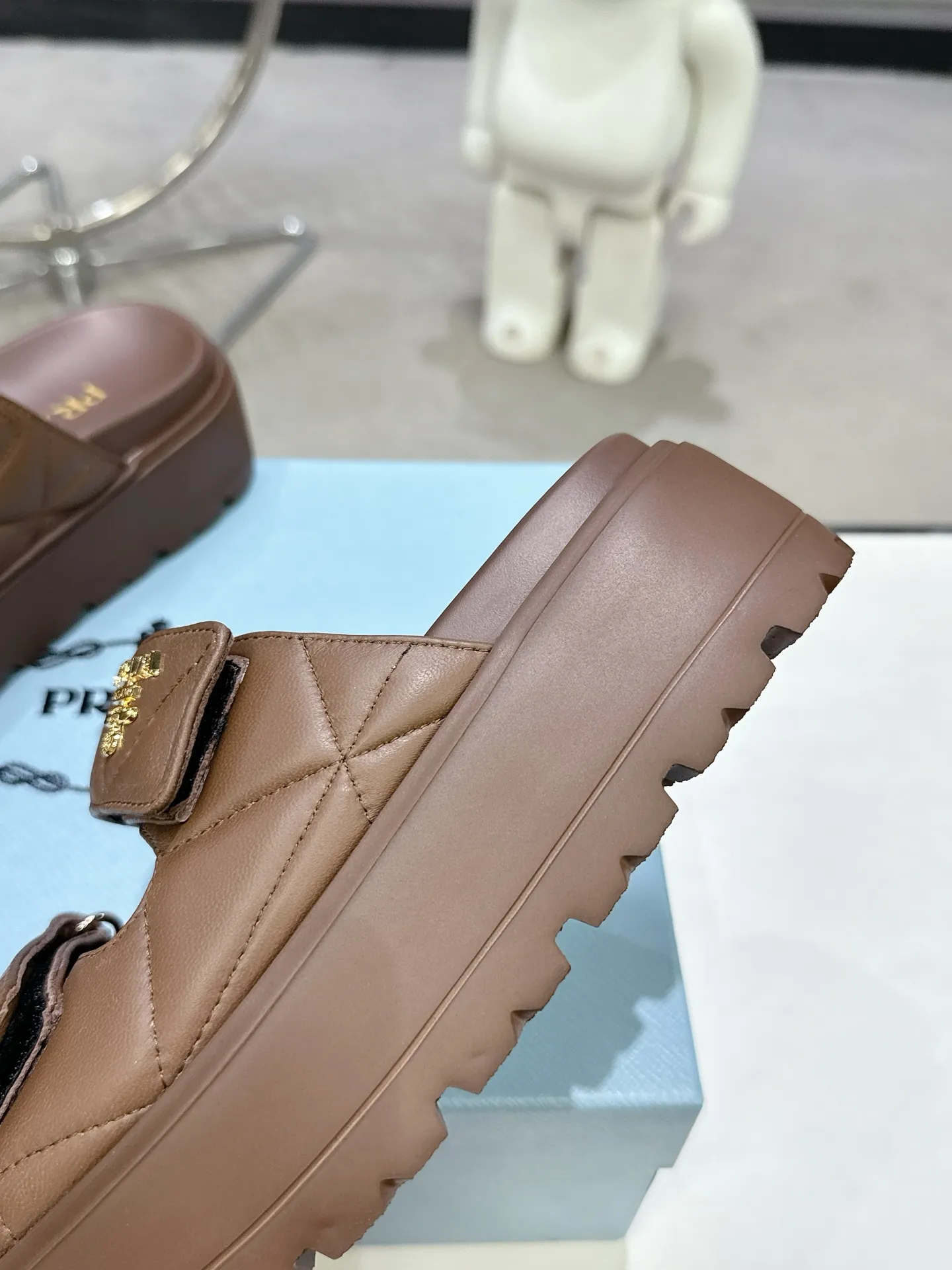 👟👟Ex-factory price 440👟👟 PRADA 2025 vs spring and summer popular sandals series... [Thick-soled double-button sandals] Original 1:1 customization, this year's most fashionable and popular retro British style, simple and elegant, all styles are good-looking, platform thick soles make you slimmer and taller, very comfortable, fashionable and versatile... Many Internet celebrities are on their feet. These platform round-toe thick-soled shoes are very popular this year. They can be worn (increased) for both leisure and leisure. ❶Material: Customized imported calf leather ❷Inner: Customized imported sheepskin ❸Outsole: Original molded ultra-light outsole ❹Sole thickness: 5.5cm ❺Number of yards: 35-40 ❻Packaging: Original full set of packaging ☀Color: Official website updated simultaneously